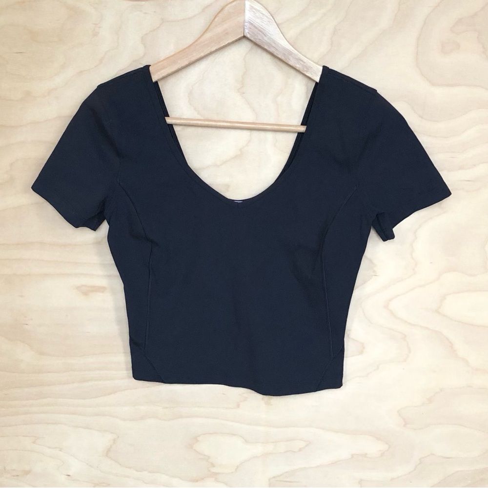 Lululemon Scoop Black Crop Top Short Sleeve Athletic Sport Womens Size 4.
